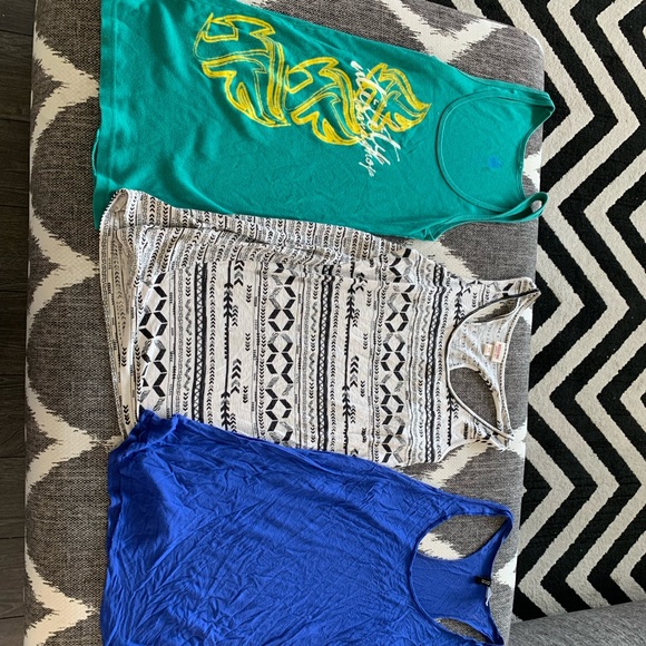Volcom Tops - Tank Top Bundle Volcom Tops - Tank Top Bundle